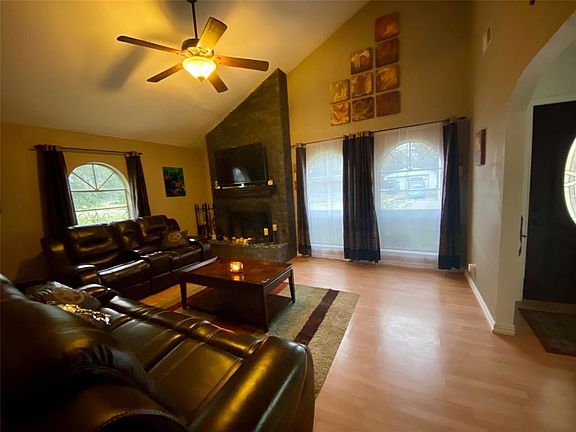 4th image of 253 Edgewater Dr