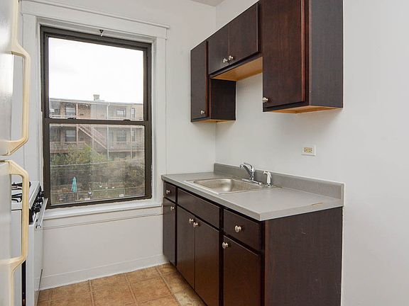 3rd image of 2518 N Kedzie Blvd APT 2W