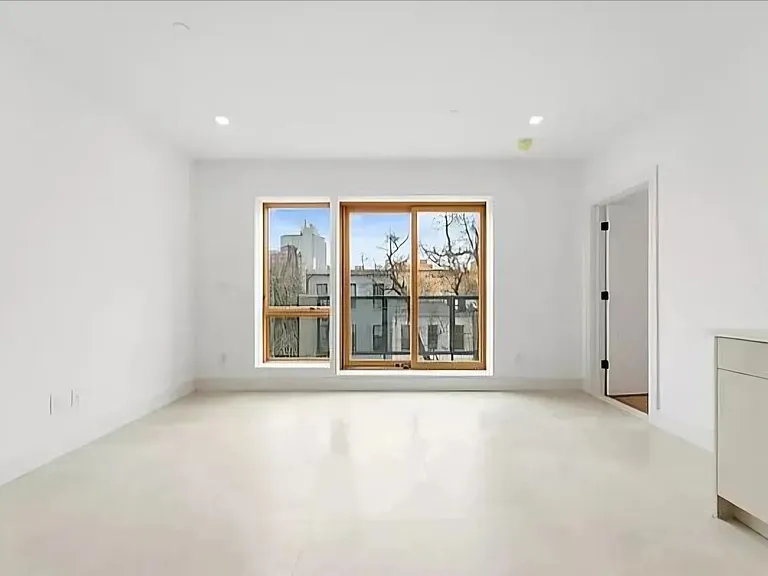 15 Hunterfly Pl #4R — Photo 1