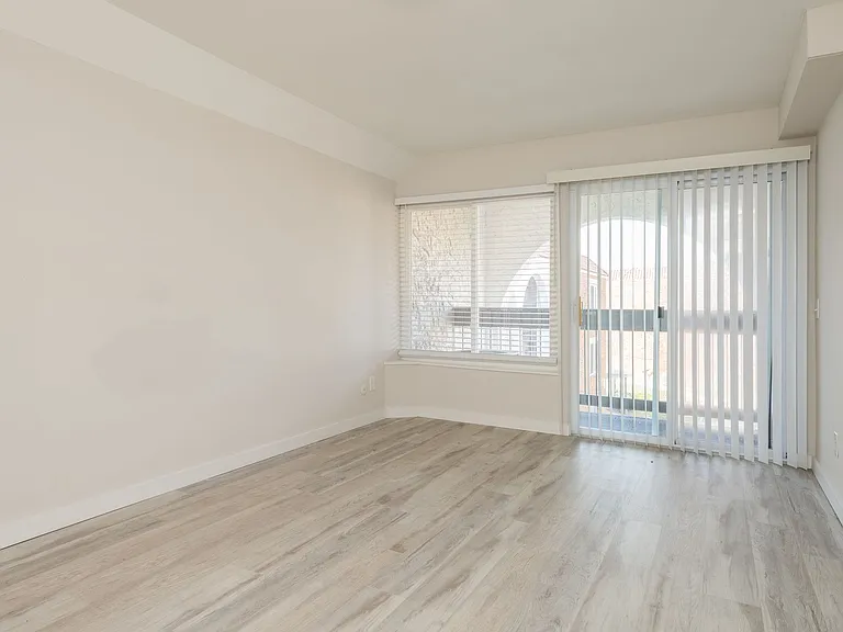 The Oaks Apartments — Photo 12