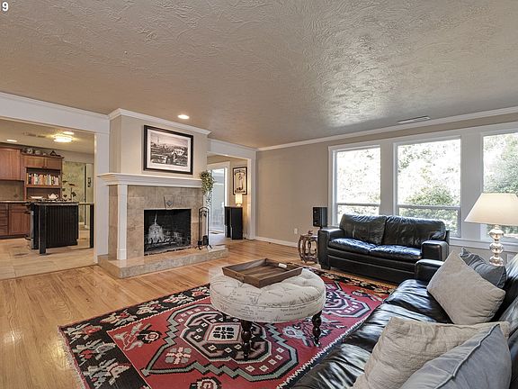 4th image of 2195 Hillcrest Dr