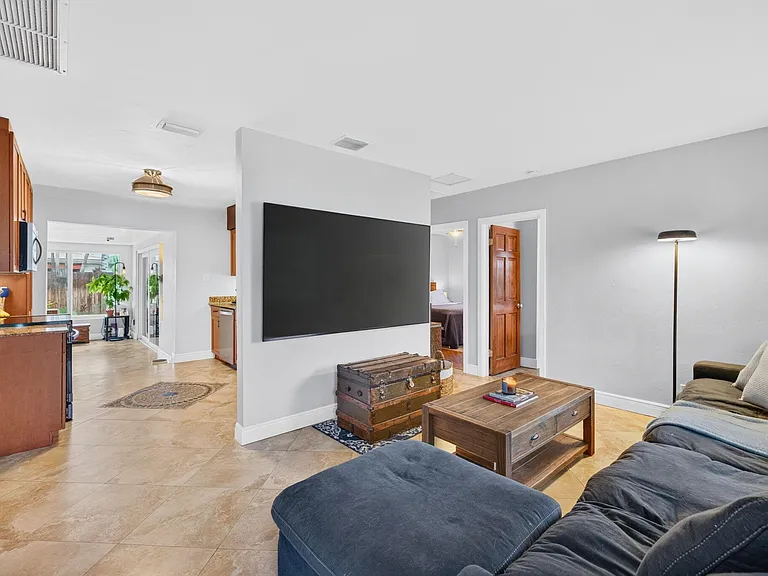 4670 NE 4th Ave — Photo 7