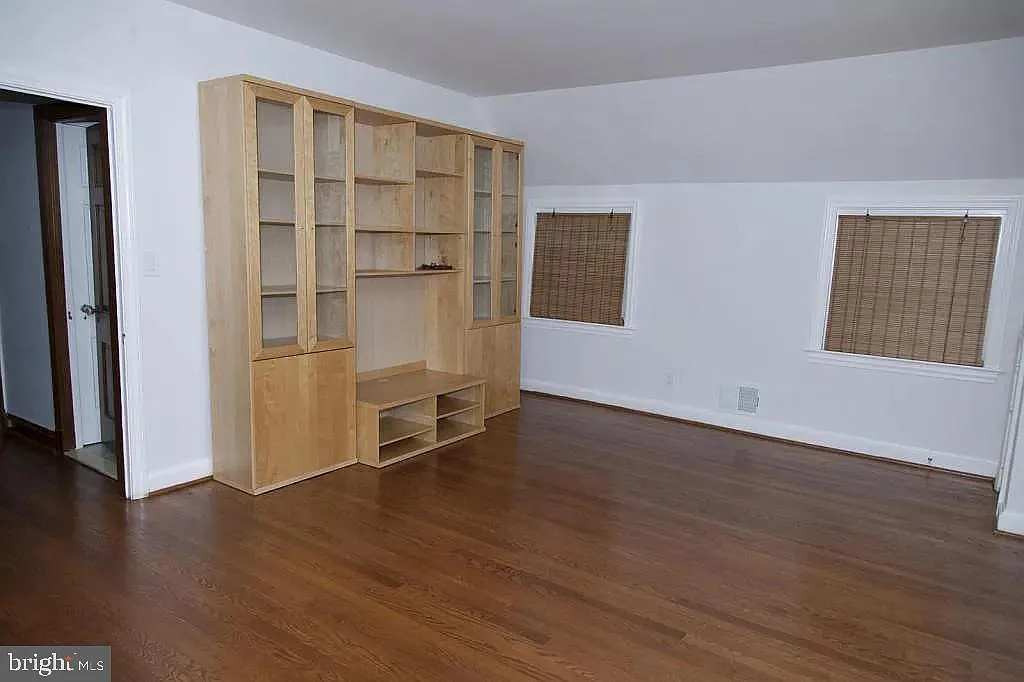 4 bed, 3.5 bath, 3000 sqft, $4,450 — Photo 3