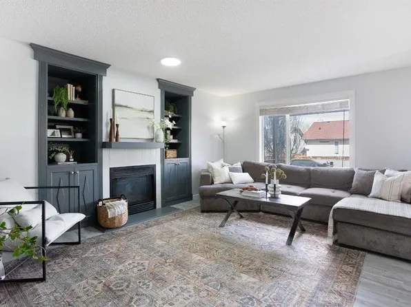 8 S Thorndale Close SE, Airdrie, AB T4A 2B9