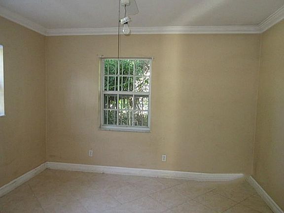 5th image of 802 NE 146th St