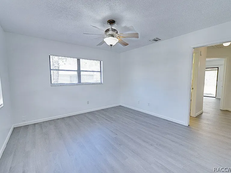 512 Long Ave #B — Photo 2