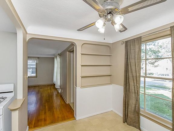 4th image of 8509 Pinegrove Ave