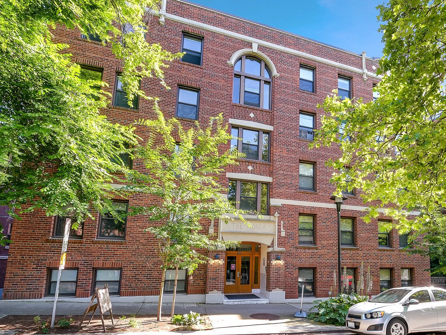 Fionia Apartments — Photo 1