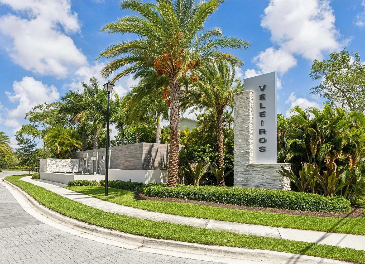 5 bed, 3.0 bath, 2604 sqft, $5,300 — Photo 2