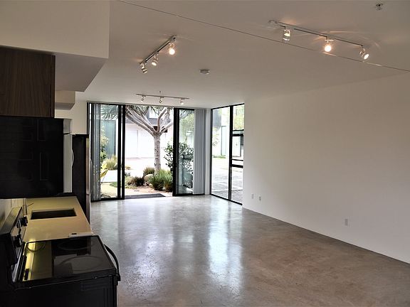 4th image of 3045-3057 E Broadway #3