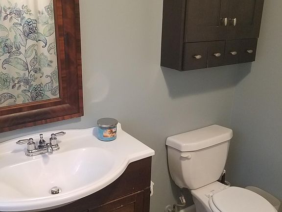 2nd floor bathroom (full)