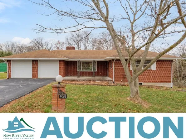 935 Hummingbird Dr, Christiansburg, VA 24073