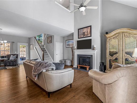 3rd image of 211 Hawks Nest Cir