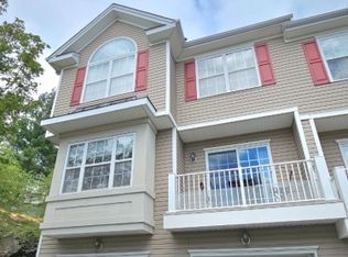 101 Lakeview Ct, Pompton Lakes, NJ 07442