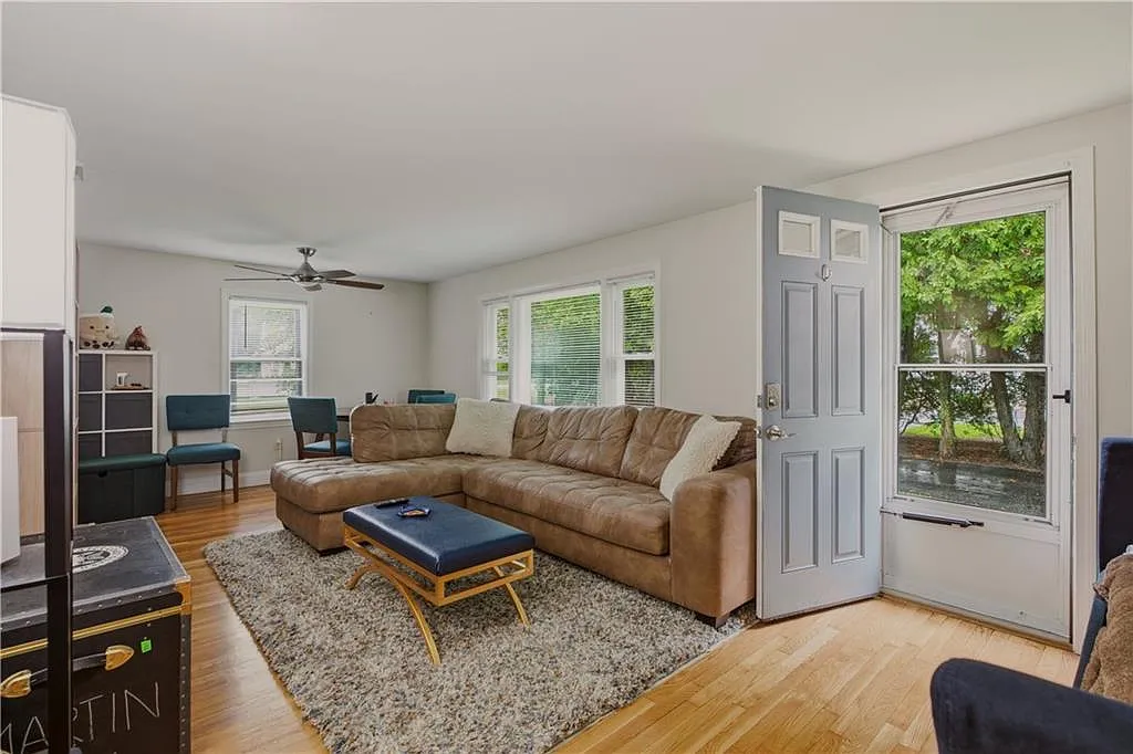 3 bed, 925 sqft, $3,200 — Photo 3
