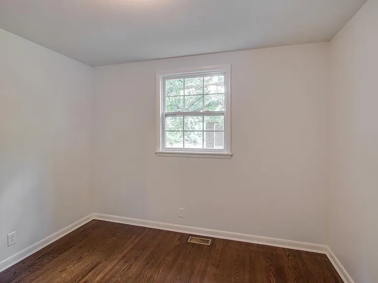 558 Roosevelt Ave — Photo 18