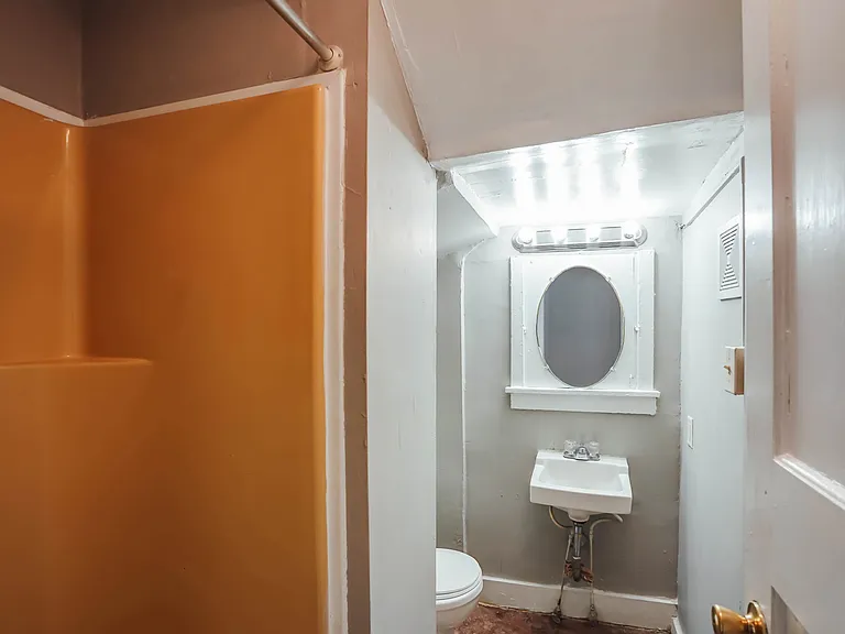 1316 Enfield Ave — Photo 8