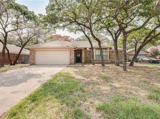 825 Meadow Crst, Azle, TX 76020