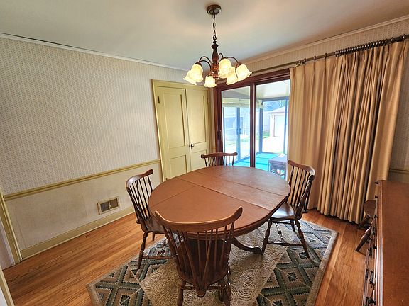5th image of 2712 W 89th Pl