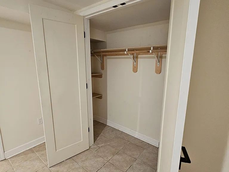817 W 39th St #BASEMENT — Photo 12