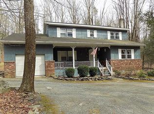 104 Pickerel Ln, Greentown, PA 18426