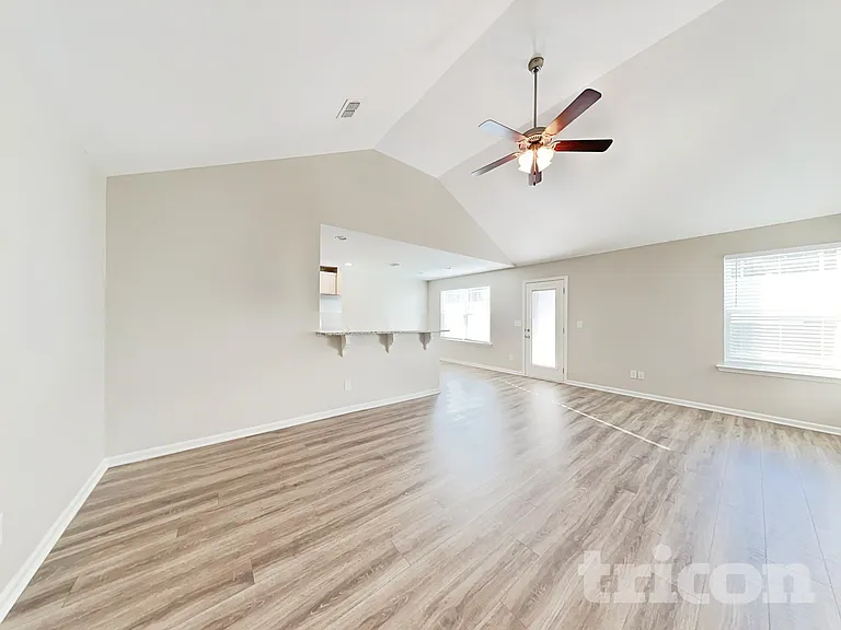201 Karis Dr — Photo 3