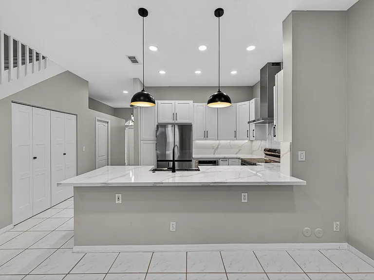 835 NE 17th Way — Photo 3