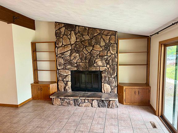 3rd image of 1475 Pineview Dr