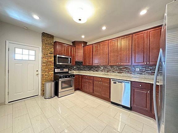 3rd image of 2631 W Superior St #4