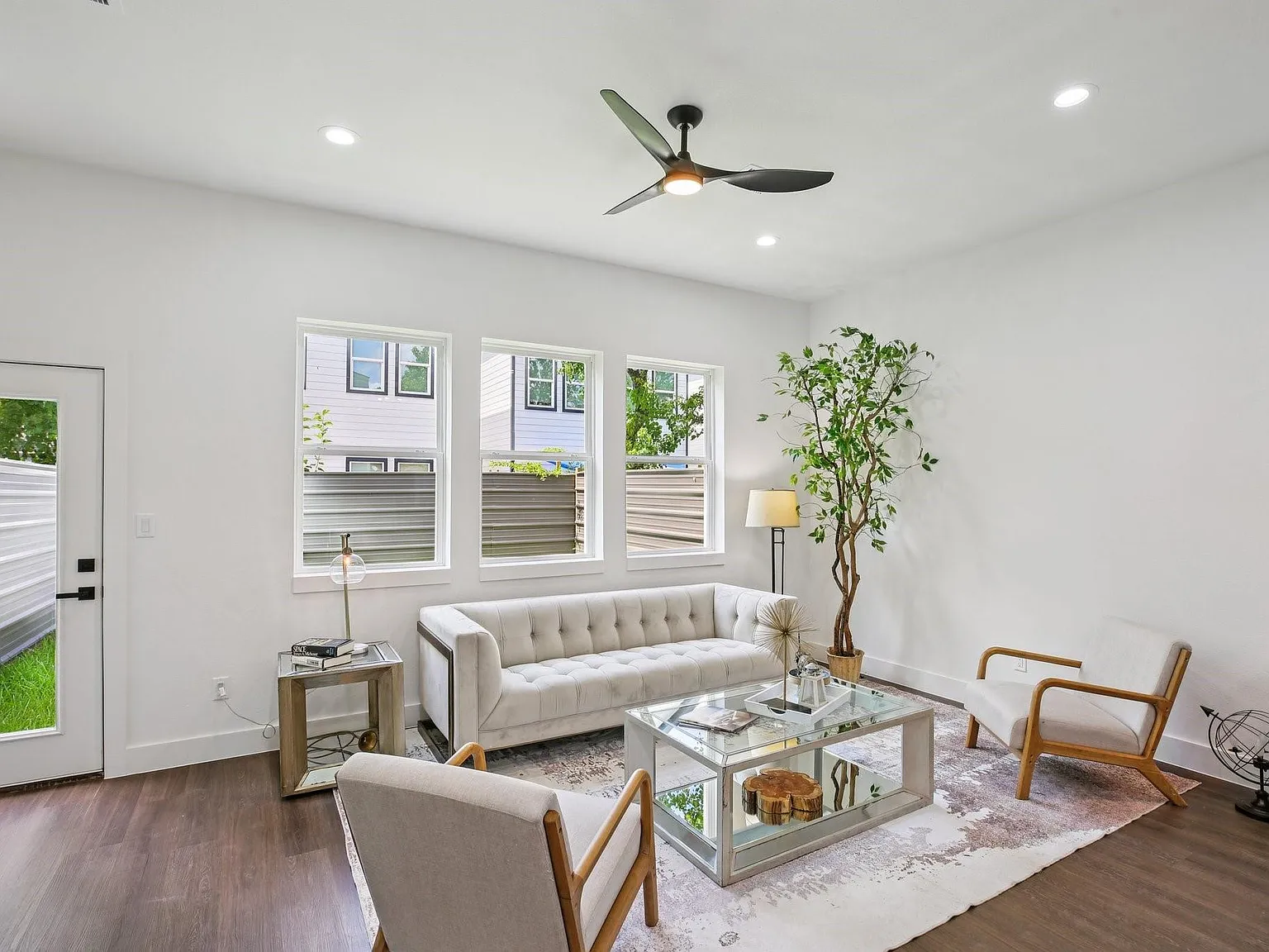 3 bed, 3.5 bath, 1921 sqft, $2,500 — Photo 4