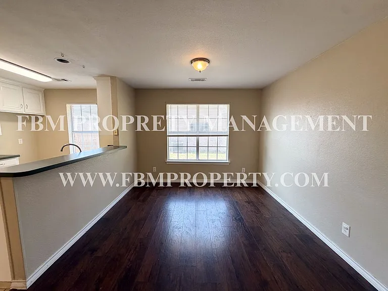 2702 Boyd St — Photo 6