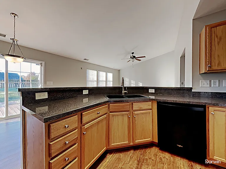 337 Courtland Ct — Photo 2