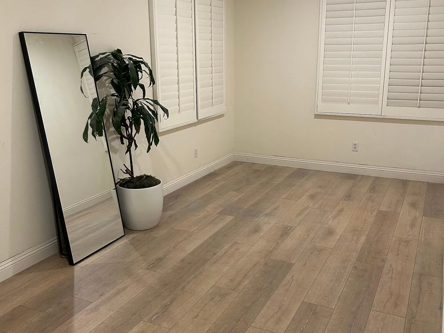 5 bed, 4300 sqft, $899 — Photo 1