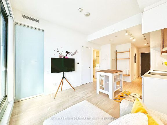 4th image of 185 Roehampton Ave #207