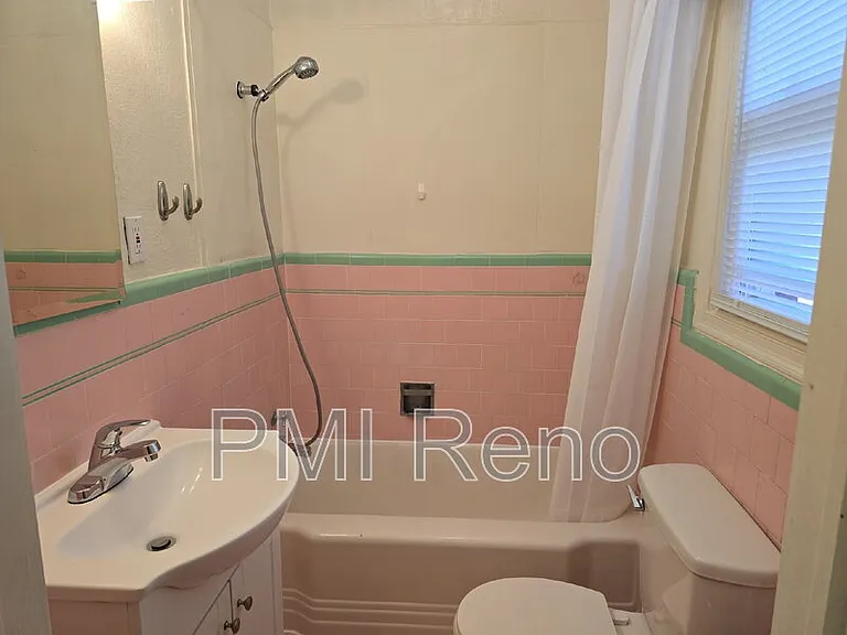 422 1/2 Saint Lawrence Ave #B — Photo 9