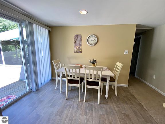 4th image of 325 W Lake Dr