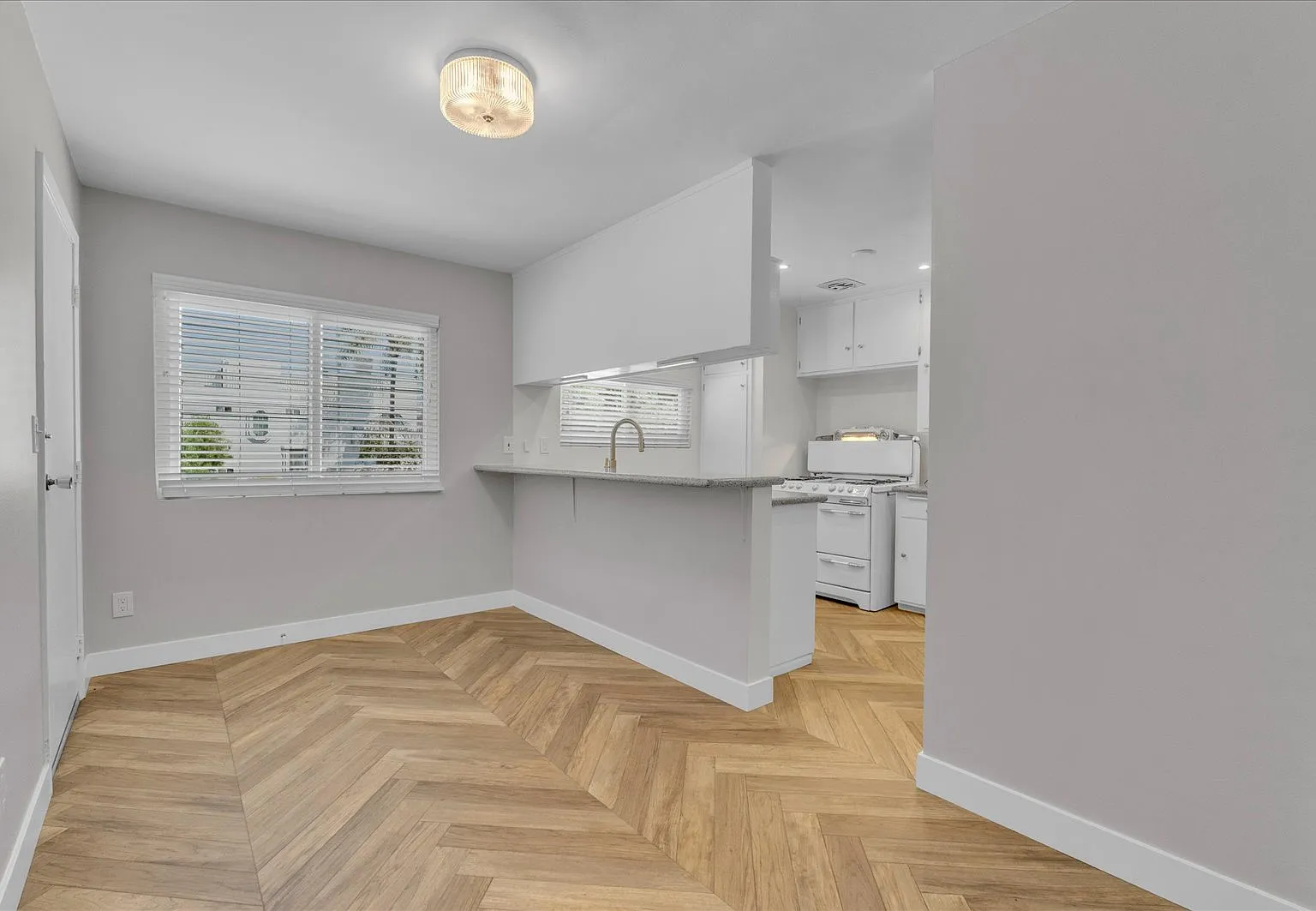 2 bed, 900 sqft, $2,549 — Photo 2