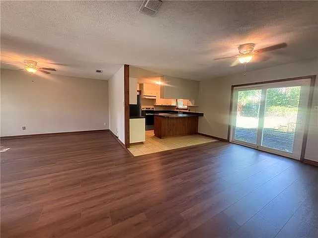 3 bed, 2.0 bath, 1355 sqft, $1,700 — Photo 3