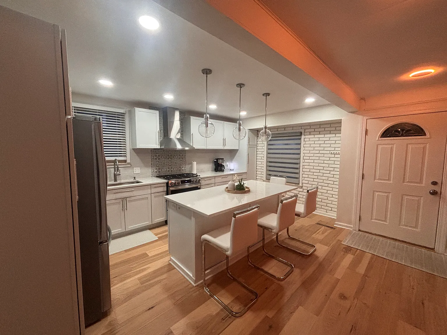 3 bed, 2033 sqft, $2,400 — Photo 2