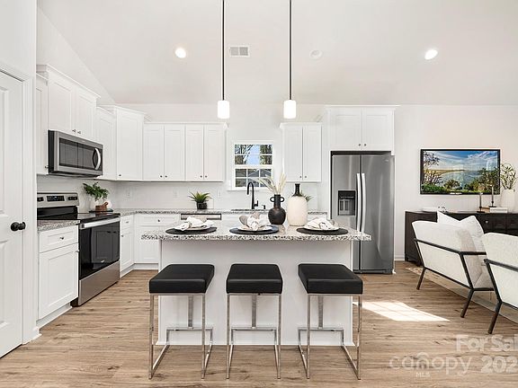 2nd image of 516 Queens Ct