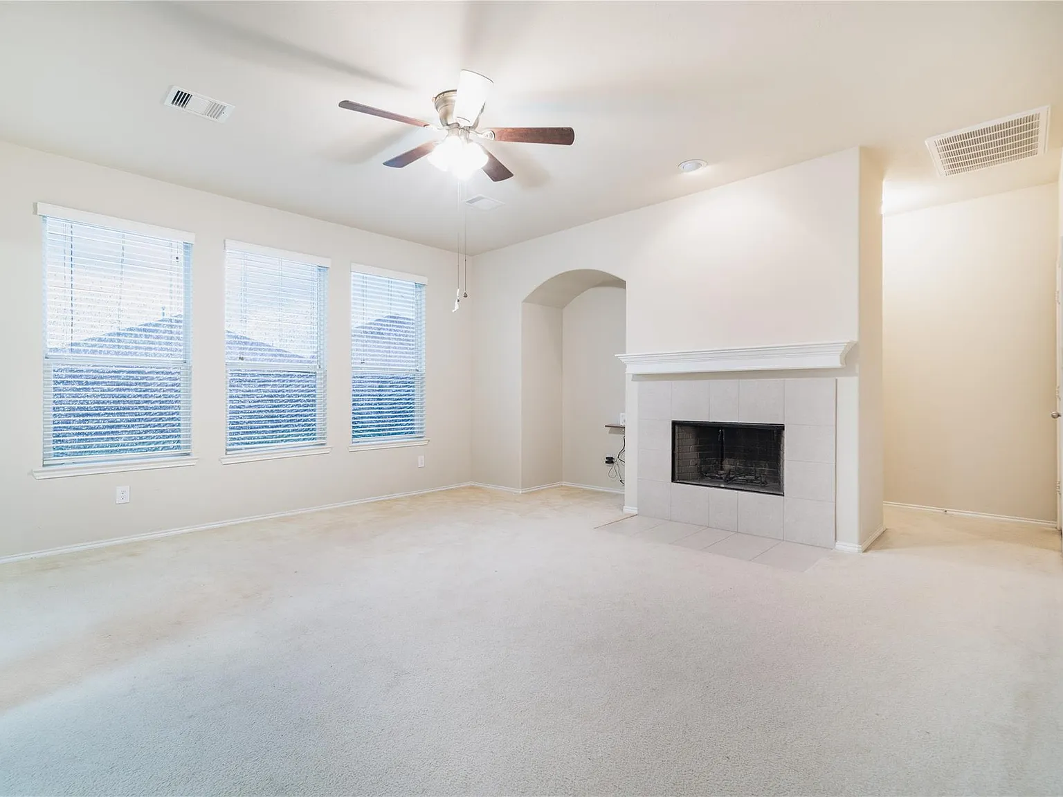 4 bed, 2.5 bath, 2814 sqft, $2,380 — Photo 3