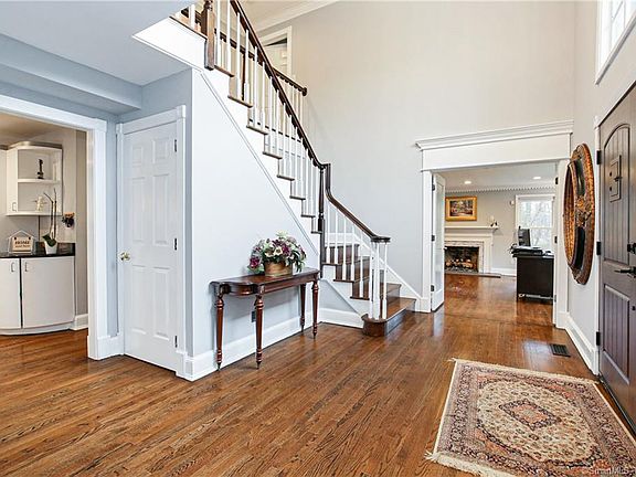 3rd image of 20 Algonquin Ln