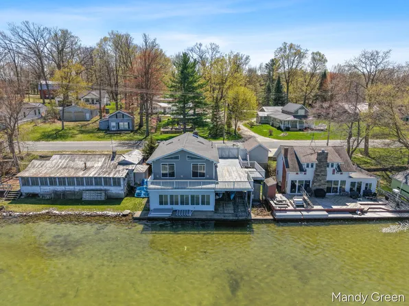 2481 S Shore Dr, Crystal, MI 48818
