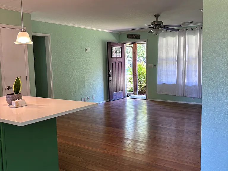 209 E Gail Ln — Photo 3