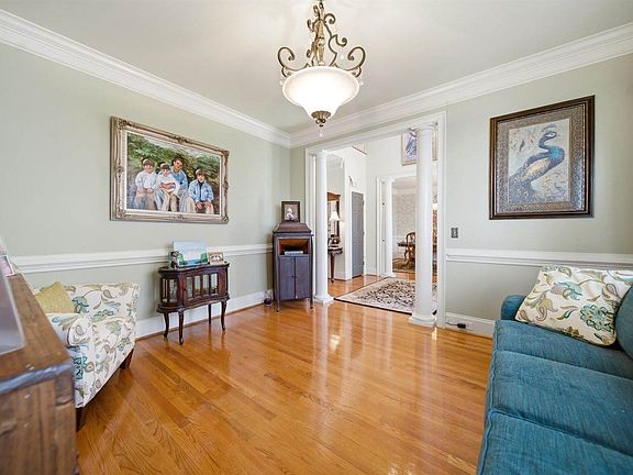 5th image of 390 Spruce Glen Rd