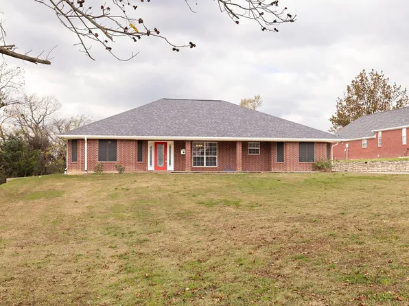 1305 N 10th St, Honey Grove, TX 75446