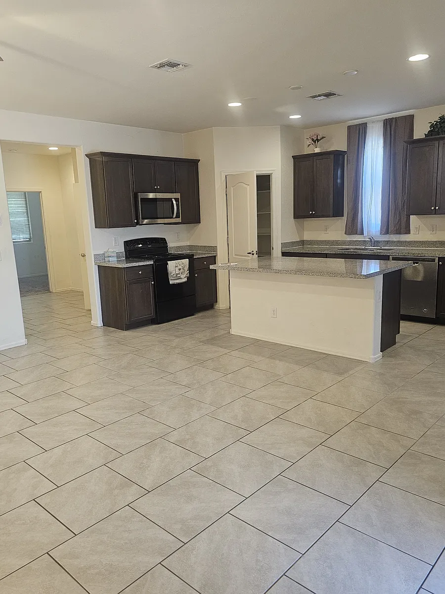 Building Photo - 1650 E Jardin Pl