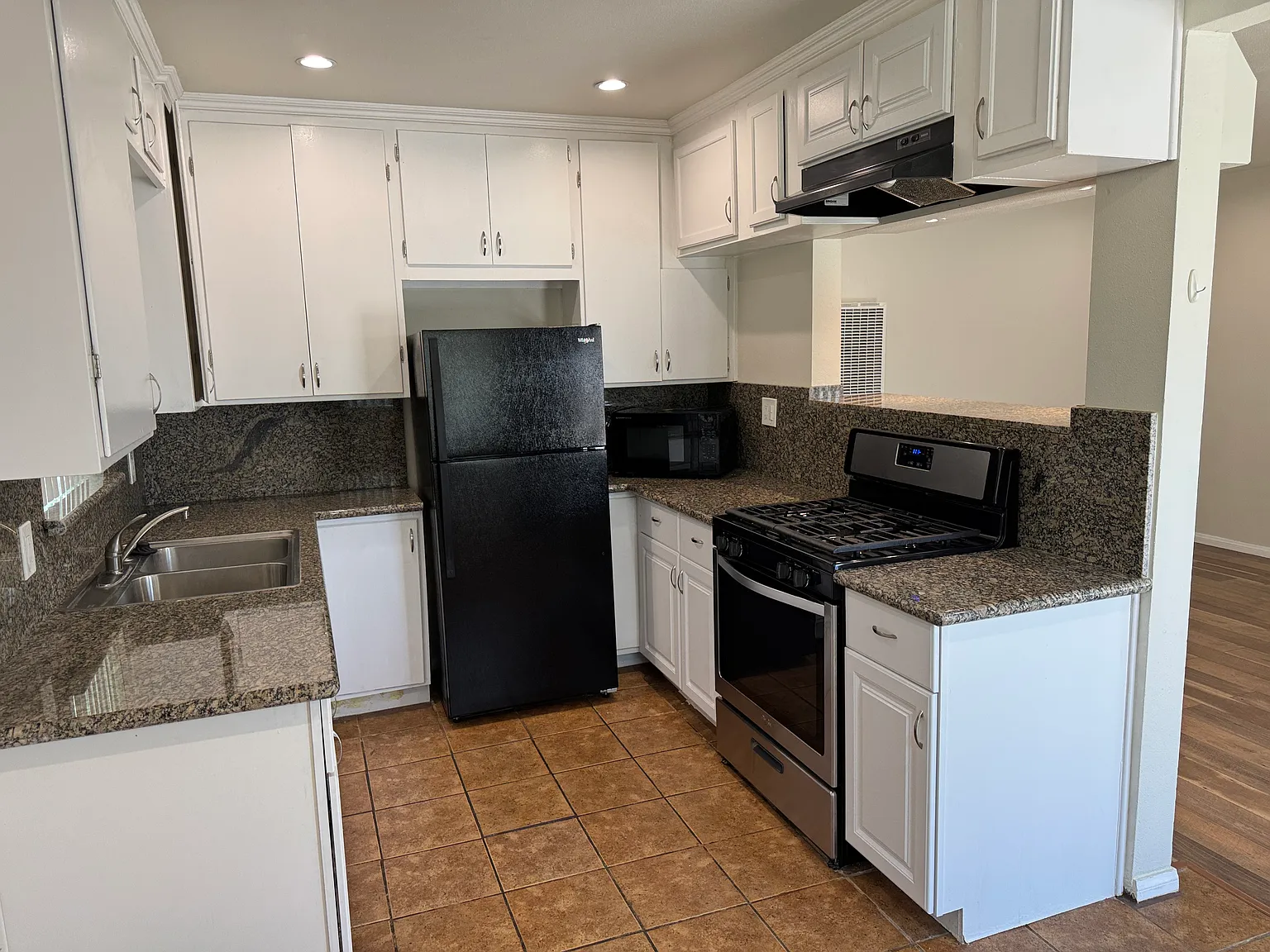 2 bed, 900 sqft, $2,150 — Photo 2