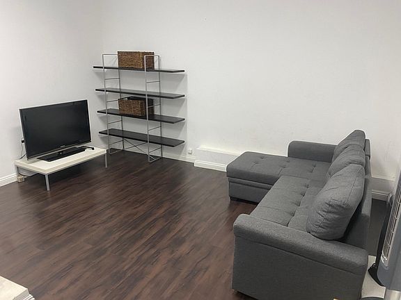 3rd image of 690 Hamlet Dr