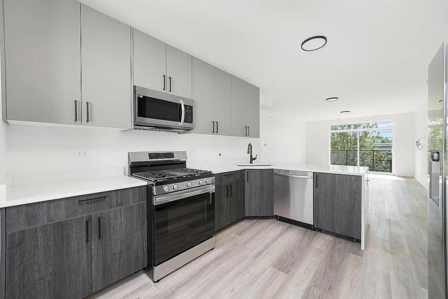 2030 Greenwood St — Photo 2